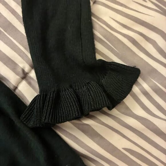 Forest green ruffle collar top perfect for the holidays - Picture 2 of 4